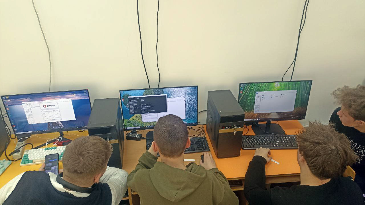 Победители конкурса Инженеры будущего, учащиеся СШ №3 и представители ООО "Изоком"